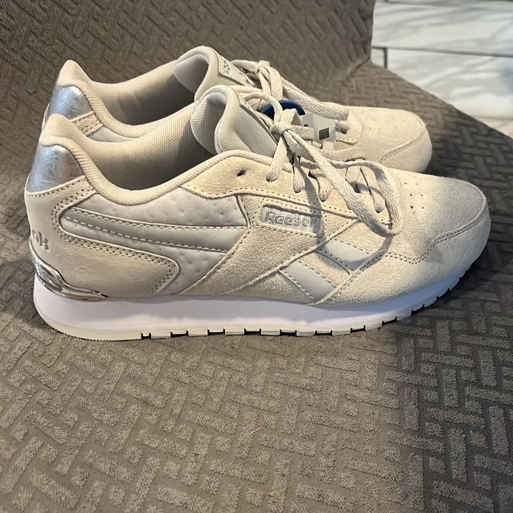 Woman’s Reebok Classics - Picture 2 of 6